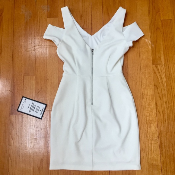 White Open-Shoulder Form-Fitting Ribbed Dress - Picture 2 of 3